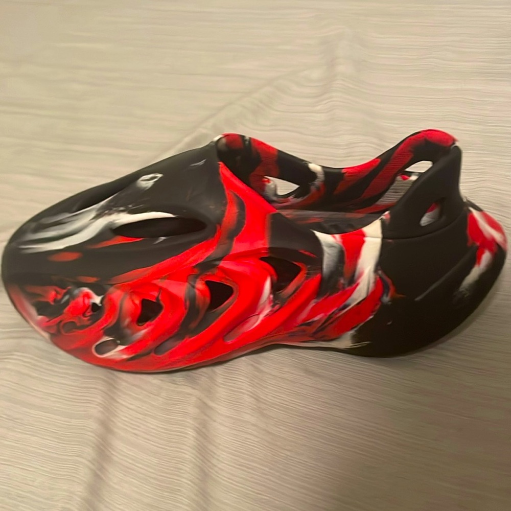 These are foam runners not Yeezys foam runners they are in great condition